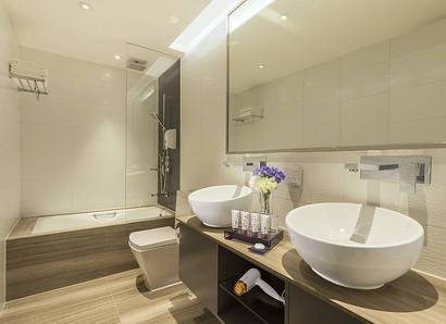 家庭套房连客厅的浴室: 宽敞的浴室设有2个洗手盆和1个独立浴缸