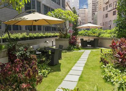 ガーデンテラス：太陽の光を浴びながら、青々しい緑満ちたガーデン環境で日光浴を楽しみましょう。