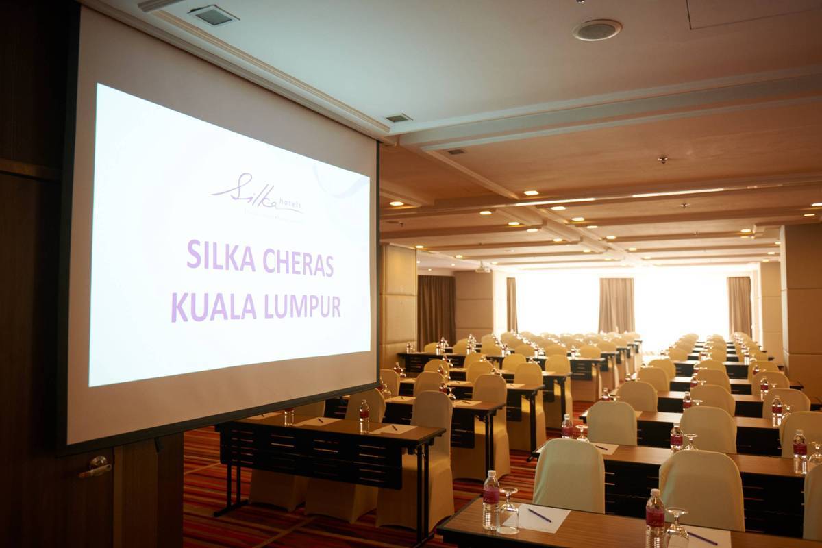 Meeting Mood Shot: Natural daylight in the Cheras Room for a bright meeting