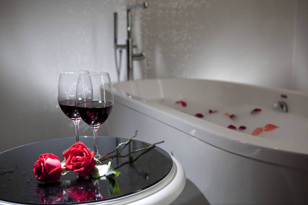 Bridal Suite Set-up: Bathtub in the bridal room – relax after the big event