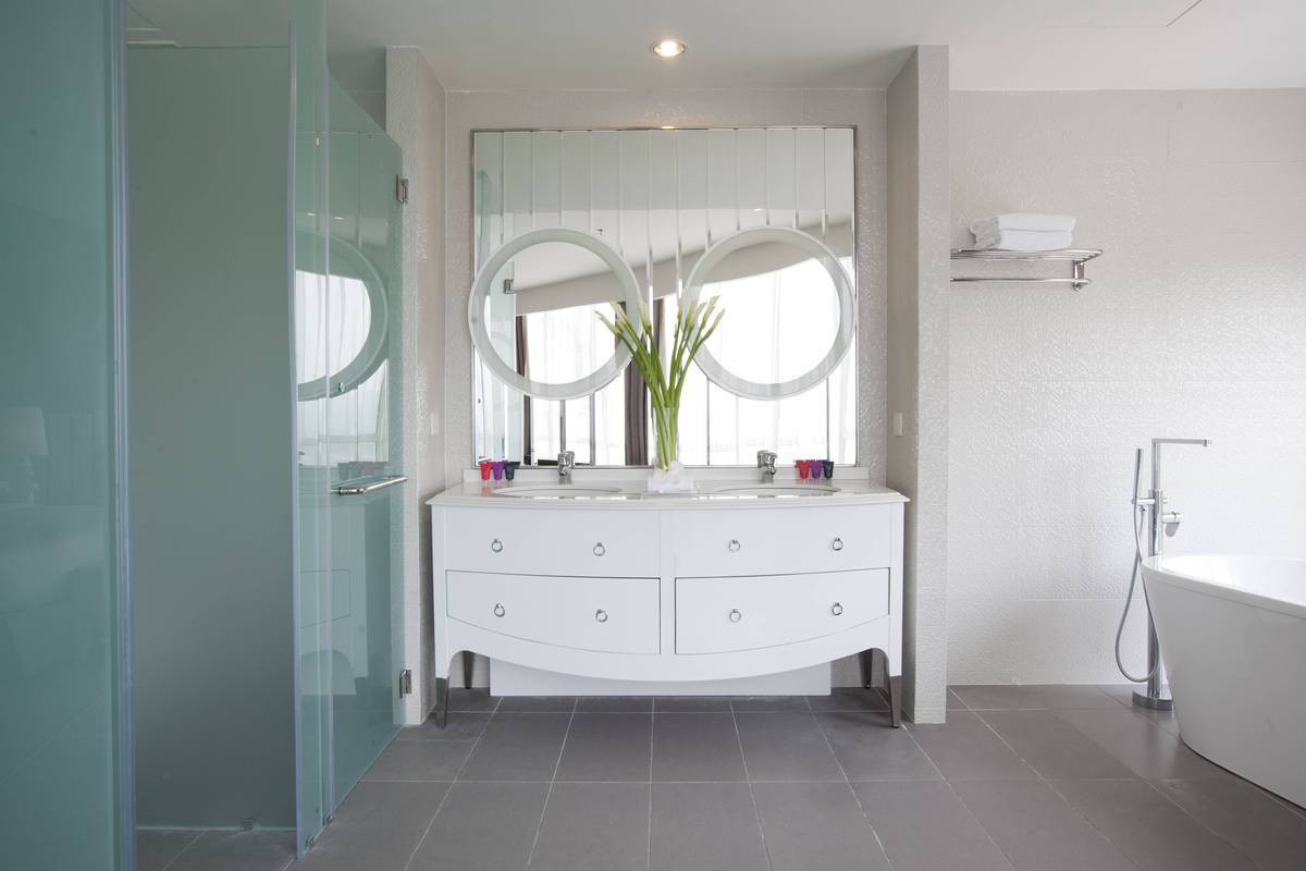 Silka Suite Bathroom: Twin-mirrors in the Silka Suite bathroom reflect our good taste
