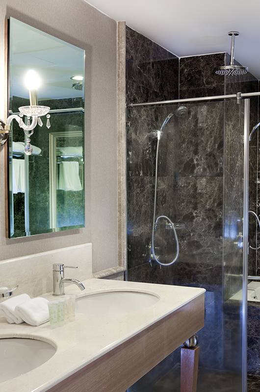 Silka Suite Bathroom: A well-appointed en-suite bathroom containing everything you would ever want