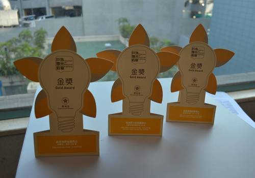 香港絲麗酒店旗下的海景絲麗，遠東絲麗及西九龍絲麗一向致力環境保謢2018年7月很榮幸連續第三屆獲得由環境局頒發”戶外燈光約章”金獎。