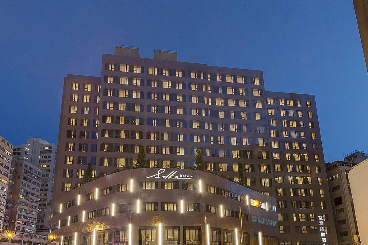 酒店外观(夜景): 紫色代表我们品牌的卓越特质