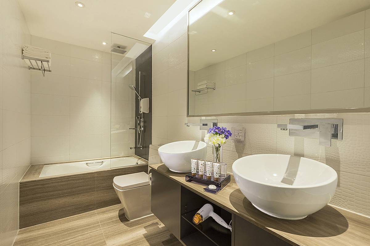 家庭套房连客厅的浴室: 宽敞的浴室设有2个洗手盆和1个独立浴缸