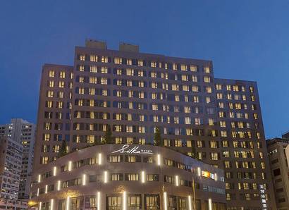 외관 – 야간: 보라색은 저희 호텔 브랜드 시그니처의 우수성을 나타냅니다.