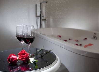 Bridal Suite Set-up: Bathtub in the bridal room – relax after the big event