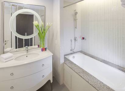Deluxe Room Bathroom: Bathtubs are in some rooms to enjoy a relaxing soak