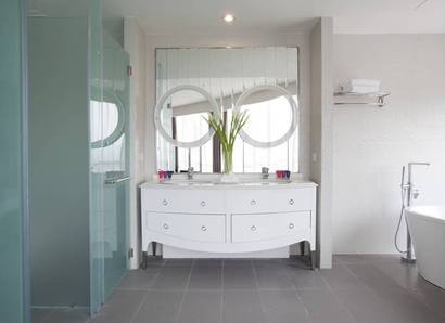 Silka Suite Bathroom: Twin-mirrors in the Silka Suite bathroom reflect our good taste