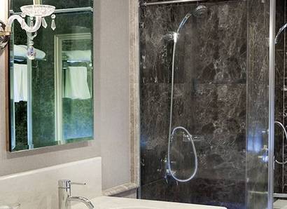 Silka Suite Bathroom: A well-appointed en-suite bathroom containing everything you would ever want